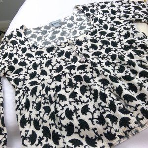 dELiA*s SZ: LARGE BLACK & WHITE SWEATER